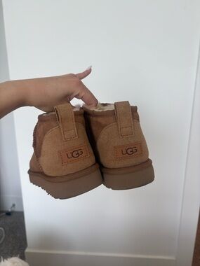 UGG  Boot in Chestnut Suede